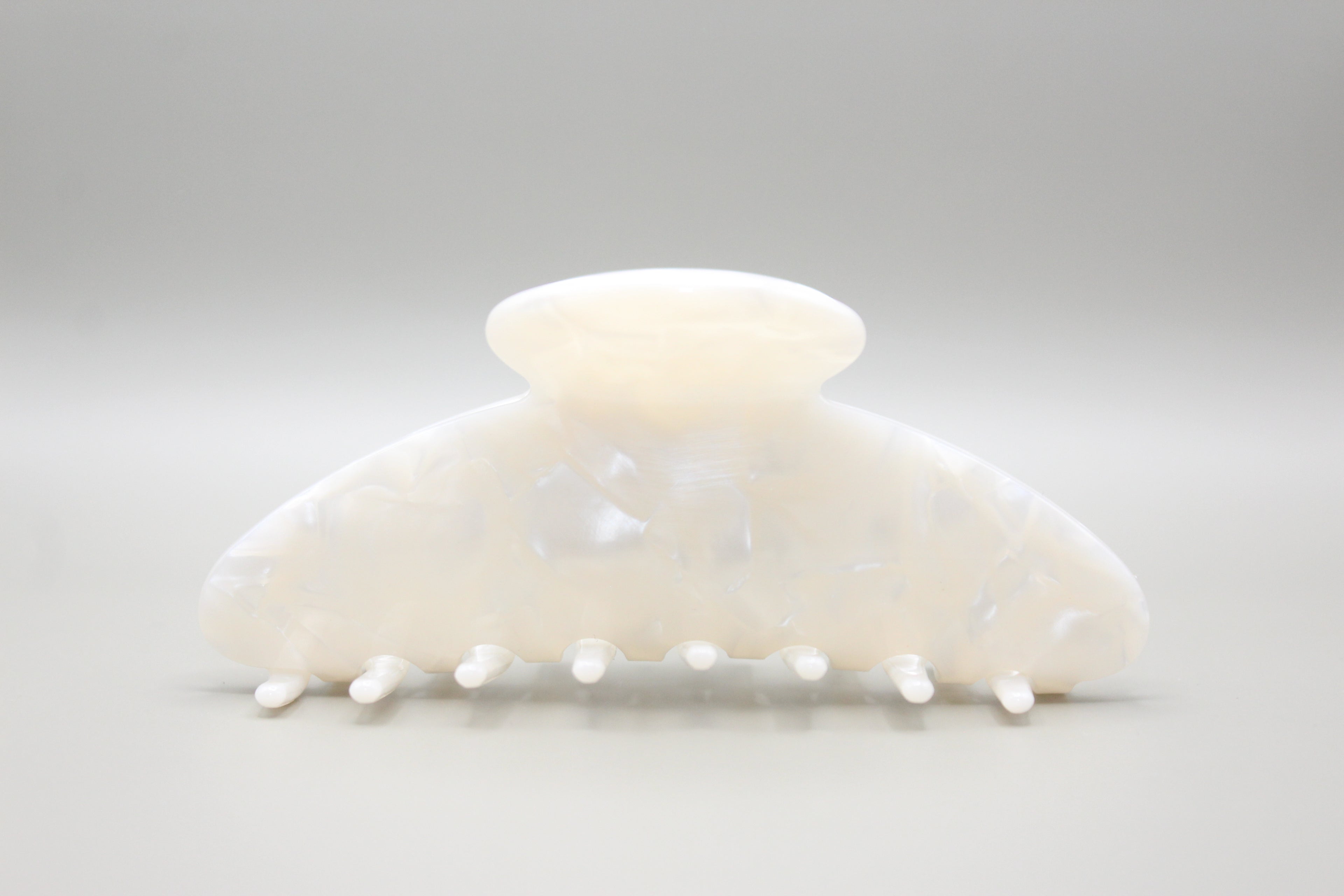 The Cozy Pearls Clip